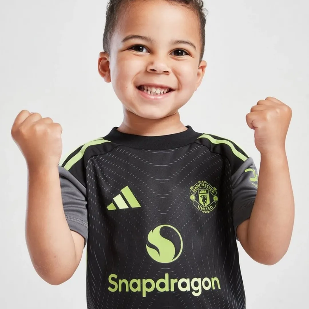Kid's Manchester United Away Goalkeeper Kit 2025/26 - Image 4